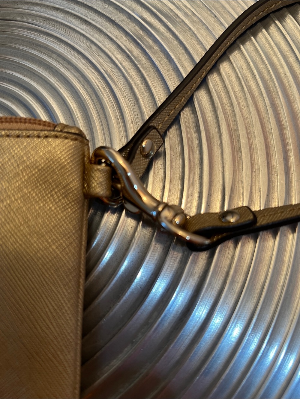 Coach NWOT Metallic Taupe and Gold Leather Wristlet with Bow Accent and hangtag - Picture 2 of 7